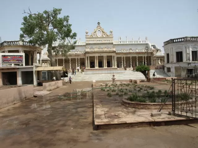 SHAHJI TEMPLE (KNOWN FOR ITS EXTRAVAGANT BEAUTY & ARCHIETECTURE)