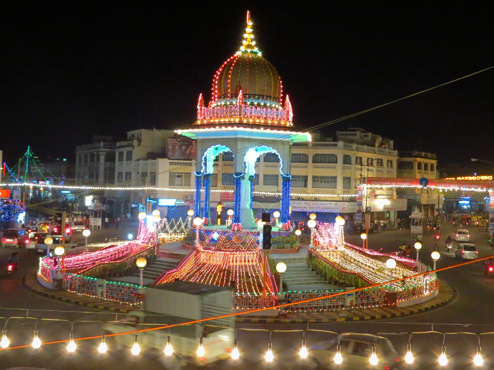 STATUE CIRCLE